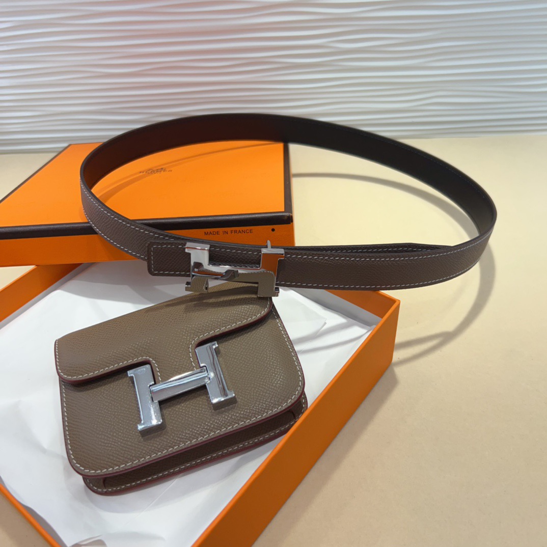 kelly一直是时尚圈的热宠元素，各路达人都很爱！全套标配包装齐全，这货目前市面连个仿货的影子都木有‼️