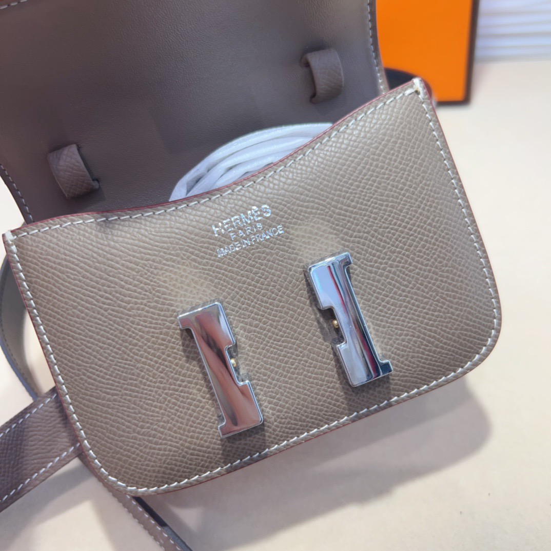 kelly一直是时尚圈的热宠元素，各路达人都很爱！全套标配包装齐全，这货目前市面连个仿货的影子都木有‼️