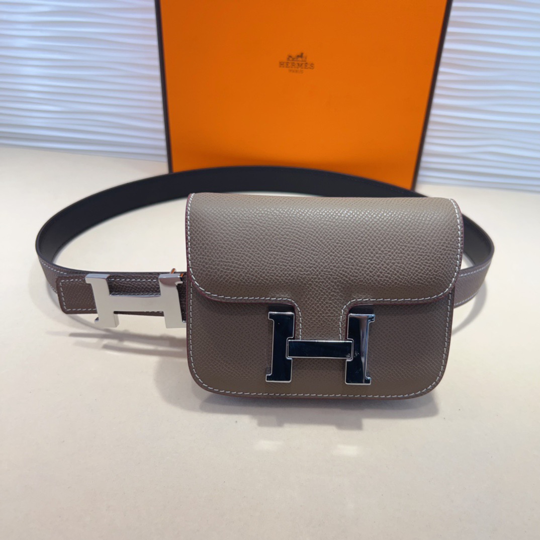 kelly一直是时尚圈的热宠元素，各路达人都很爱！全套标配包装齐全，这货目前市面连个仿货的影子都木有‼️