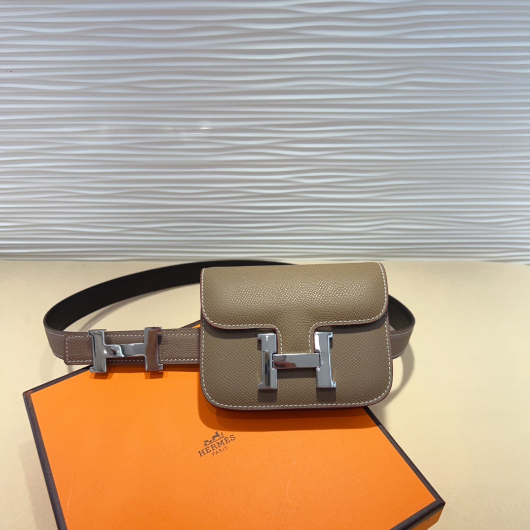 kelly一直是时尚圈的热宠元素，各路达人都很爱！全套标配包装齐全，这货目前市面连个仿货的影子都木有‼️