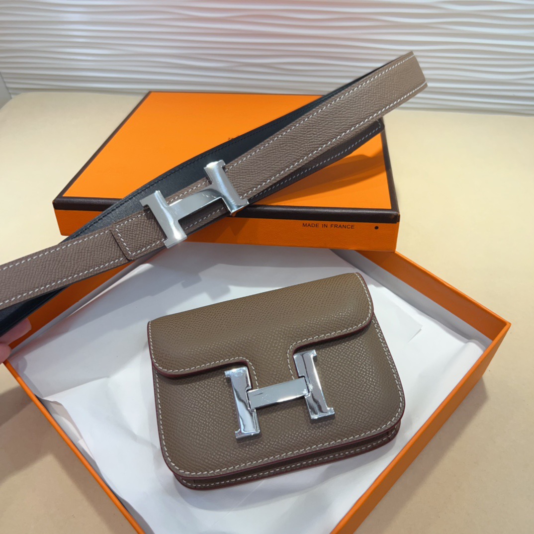 kelly一直是时尚圈的热宠元素，各路达人都很爱！全套标配包装齐全，这货目前市面连个仿货的影子都木有‼️