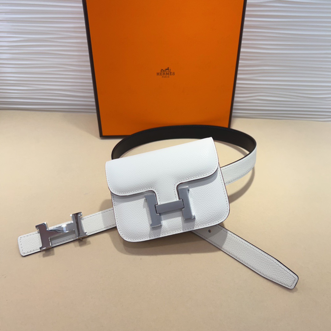 kelly一直是时尚圈的热宠元素，各路达人都很爱！全套标配包装齐全，这货目前市面连个仿货的影子都木有‼️