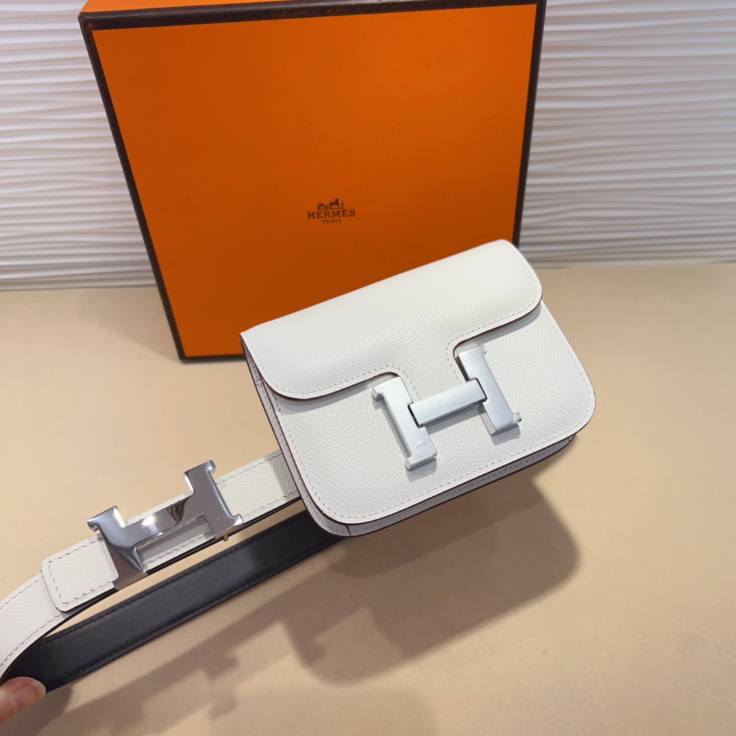 kelly一直是时尚圈的热宠元素，各路达人都很爱！全套标配包装齐全，这货目前市面连个仿货的影子都木有‼️