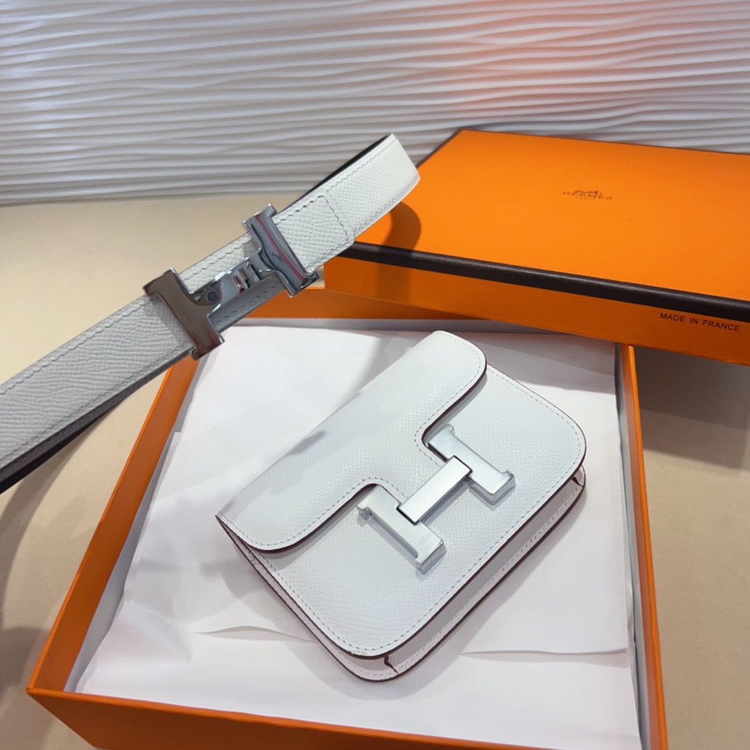 kelly一直是时尚圈的热宠元素，各路达人都很爱！全套标配包装齐全，这货目前市面连个仿货的影子都木有‼️