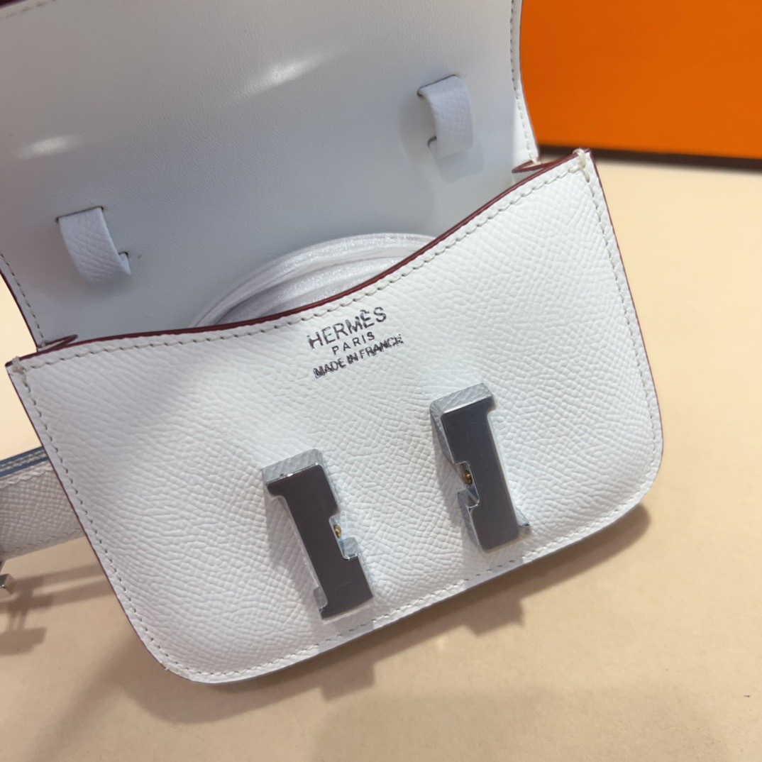 kelly一直是时尚圈的热宠元素，各路达人都很爱！全套标配包装齐全，这货目前市面连个仿货的影子都木有‼️