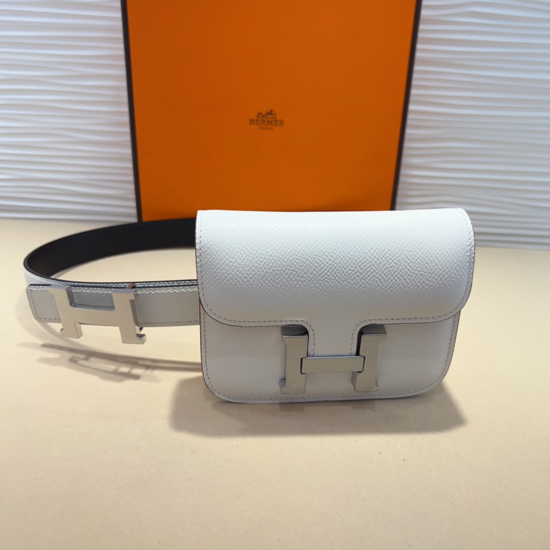 kelly一直是时尚圈的热宠元素，各路达人都很爱！全套标配包装齐全，这货目前市面连个仿货的影子都木有‼️