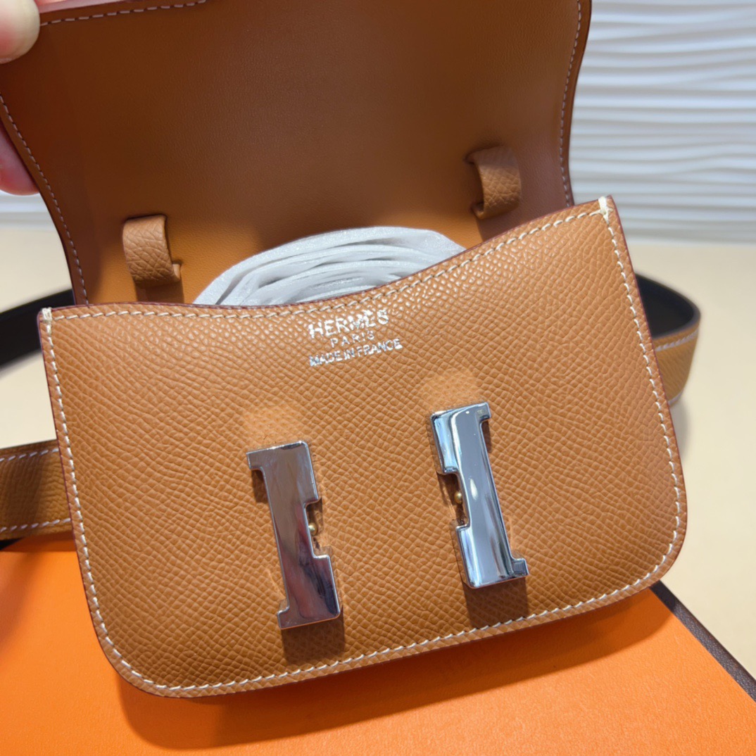 kelly一直是时尚圈的热宠元素，各路达人都很爱！全套标配包装齐全，这货目前市面连个仿货的影子都木有‼️