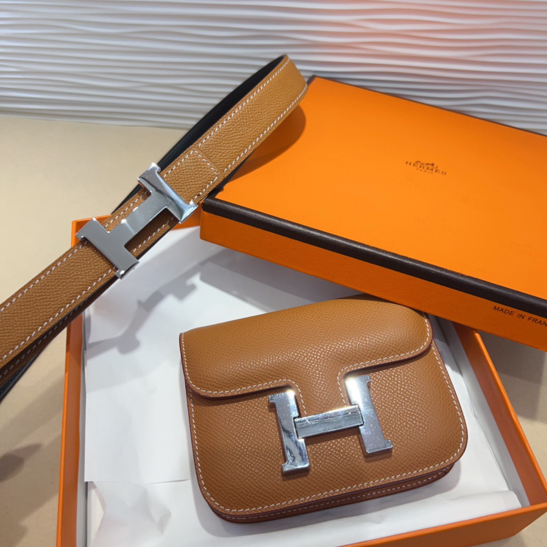 kelly一直是时尚圈的热宠元素，各路达人都很爱！全套标配包装齐全，这货目前市面连个仿货的影子都木有‼️