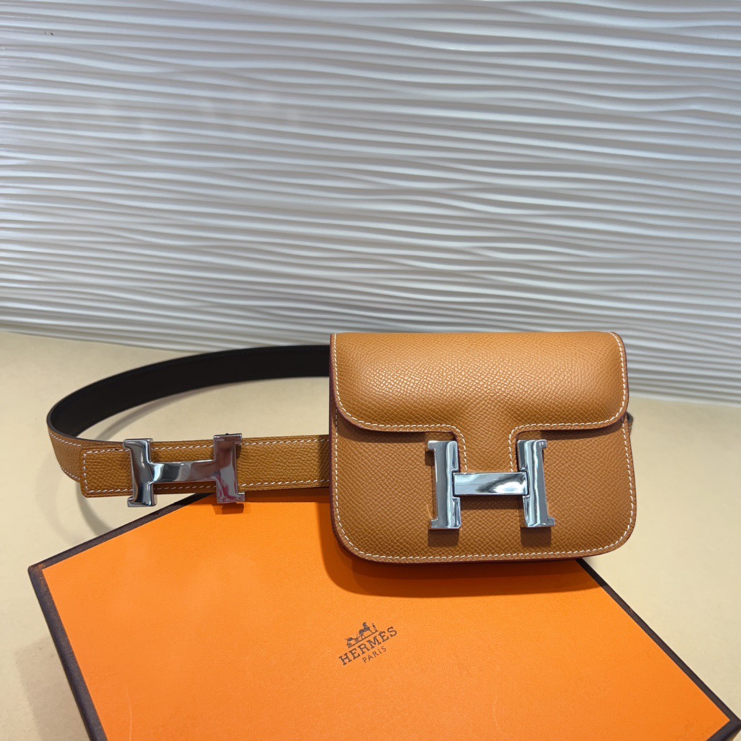 kelly一直是时尚圈的热宠元素，各路达人都很爱！全套标配包装齐全，这货目前市面连个仿货的影子都木有‼️