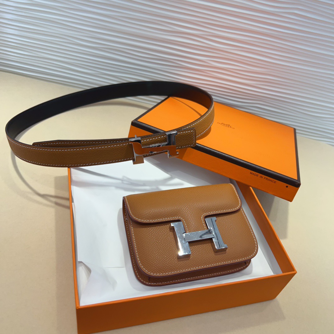 kelly一直是时尚圈的热宠元素，各路达人都很爱！全套标配包装齐全，这货目前市面连个仿货的影子都木有‼️