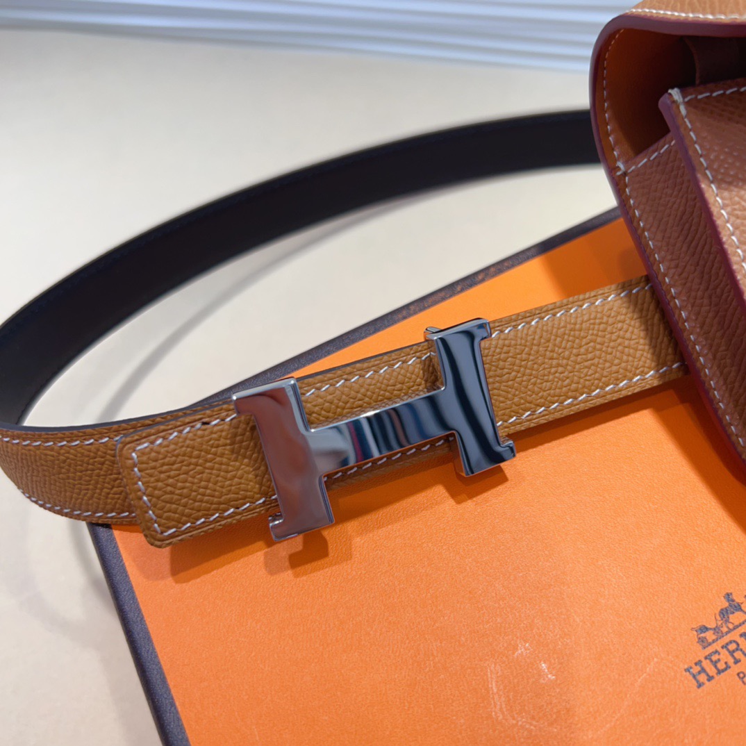 kelly一直是时尚圈的热宠元素，各路达人都很爱！全套标配包装齐全，这货目前市面连个仿货的影子都木有‼️