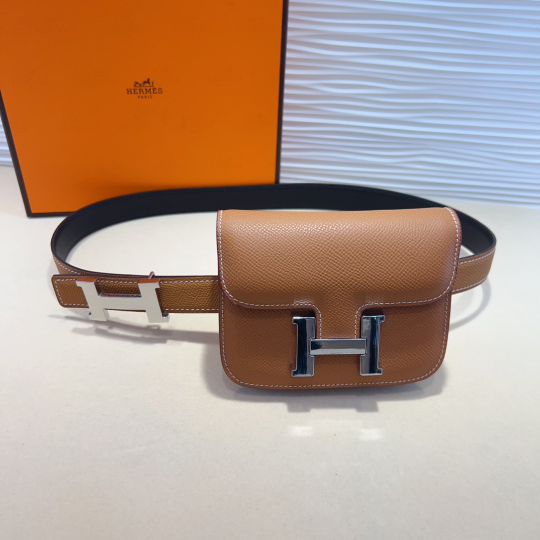 kelly一直是时尚圈的热宠元素，各路达人都很爱！全套标配包装齐全，这货目前市面连个仿货的影子都木有‼️