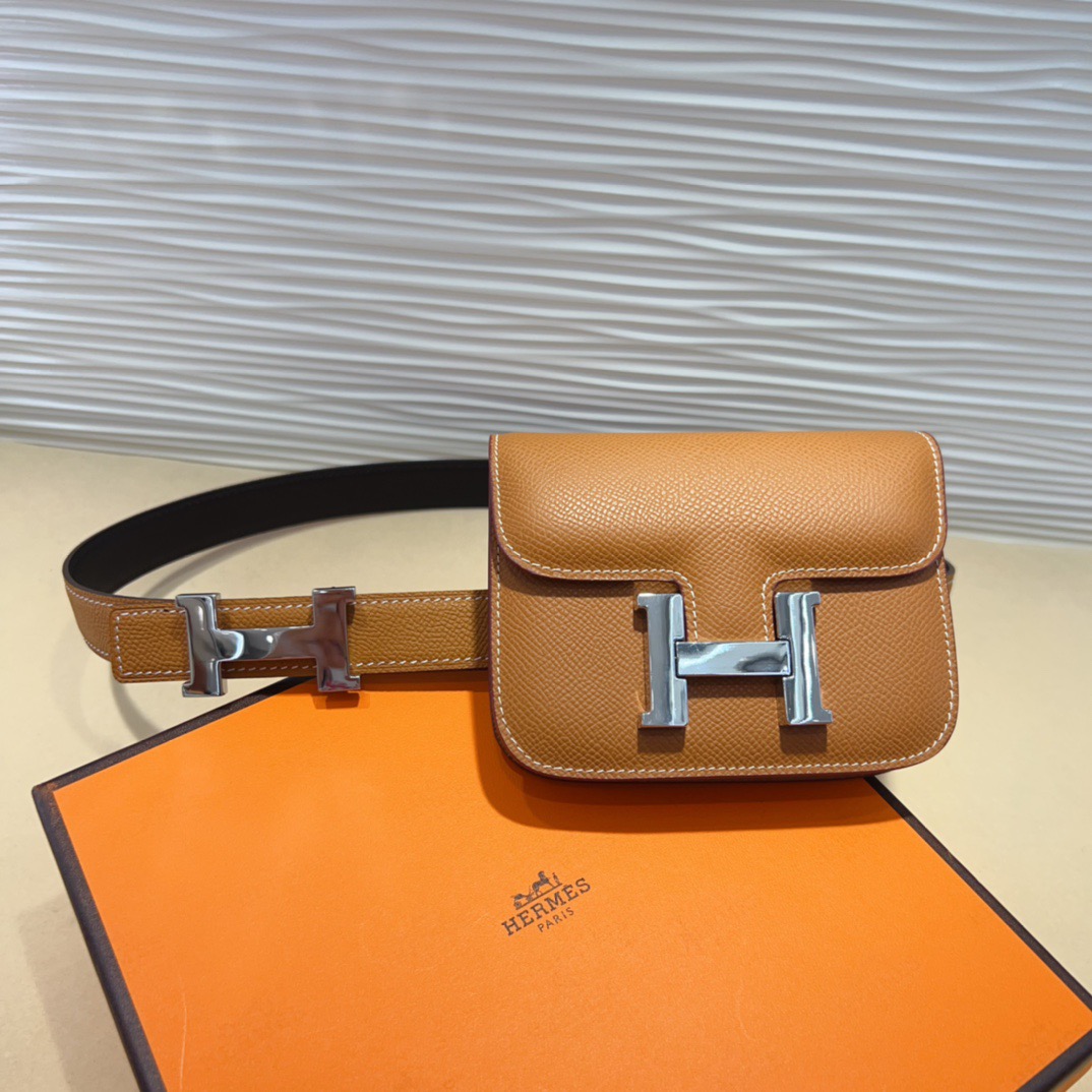 kelly一直是时尚圈的热宠元素，各路达人都很爱！全套标配包装齐全，这货目前市面连个仿货的影子都木有‼️