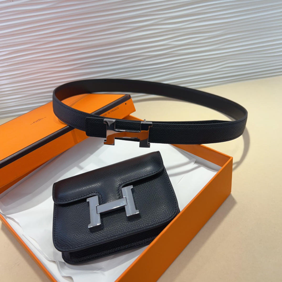 kelly一直是时尚圈的热宠元素，各路达人都很爱！全套标配包装齐全，这货目前市面连个仿货的影子都木有‼️