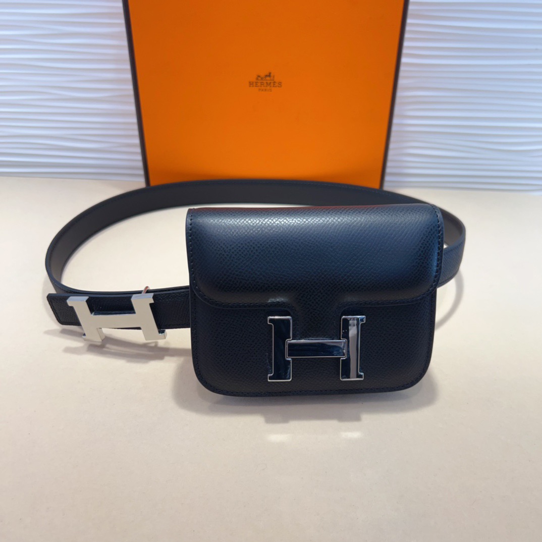 kelly一直是时尚圈的热宠元素，各路达人都很爱！全套标配包装齐全，这货目前市面连个仿货的影子都木有‼️