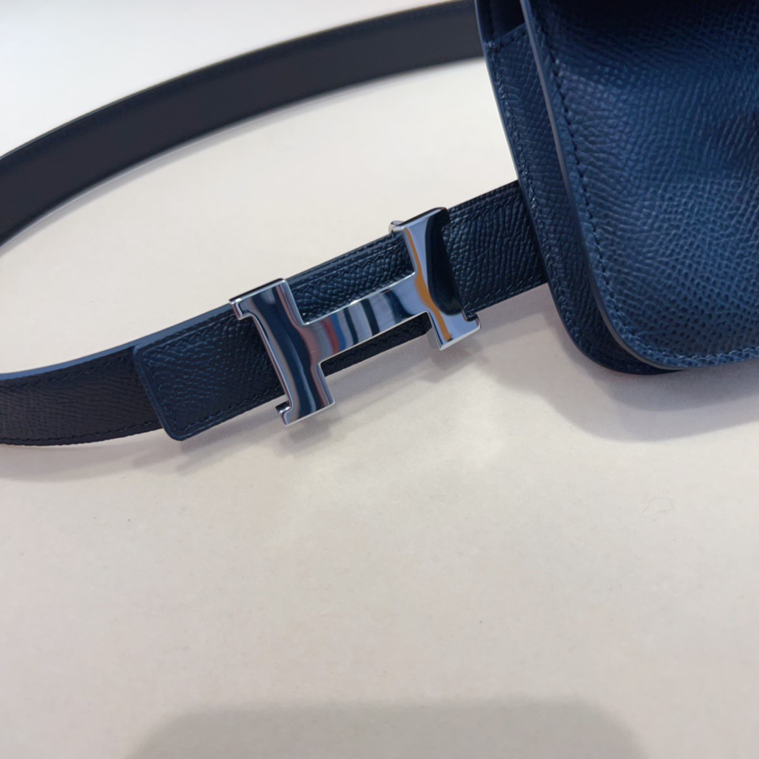 kelly一直是时尚圈的热宠元素，各路达人都很爱！全套标配包装齐全，这货目前市面连个仿货的影子都木有‼️