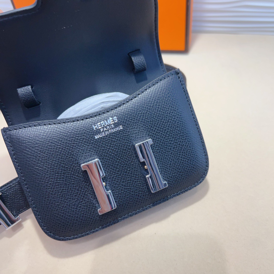 kelly一直是时尚圈的热宠元素，各路达人都很爱！全套标配包装齐全，这货目前市面连个仿货的影子都木有‼️