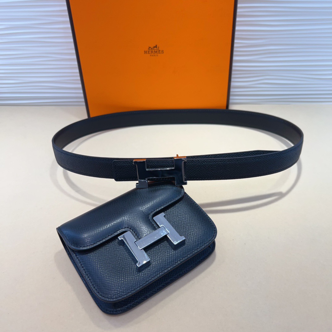 kelly一直是时尚圈的热宠元素，各路达人都很爱！全套标配包装齐全，这货目前市面连个仿货的影子都木有‼️