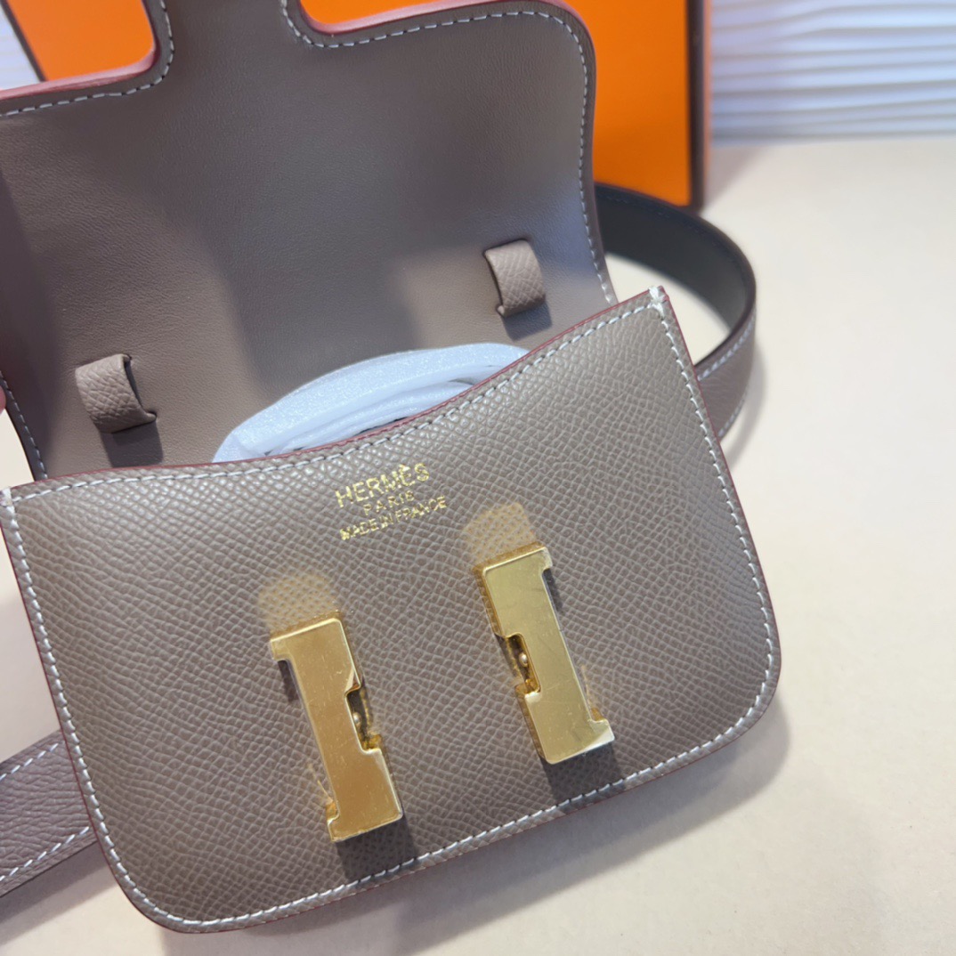 kelly一直是时尚圈的热宠元素，各路达人都很爱！全套标配包装齐全，这货目前市面连个仿货的影子都木有‼️