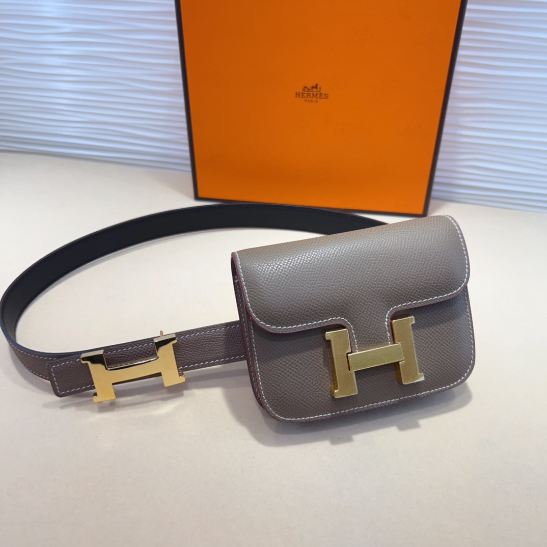 kelly一直是时尚圈的热宠元素，各路达人都很爱！全套标配包装齐全，这货目前市面连个仿货的影子都木有‼️