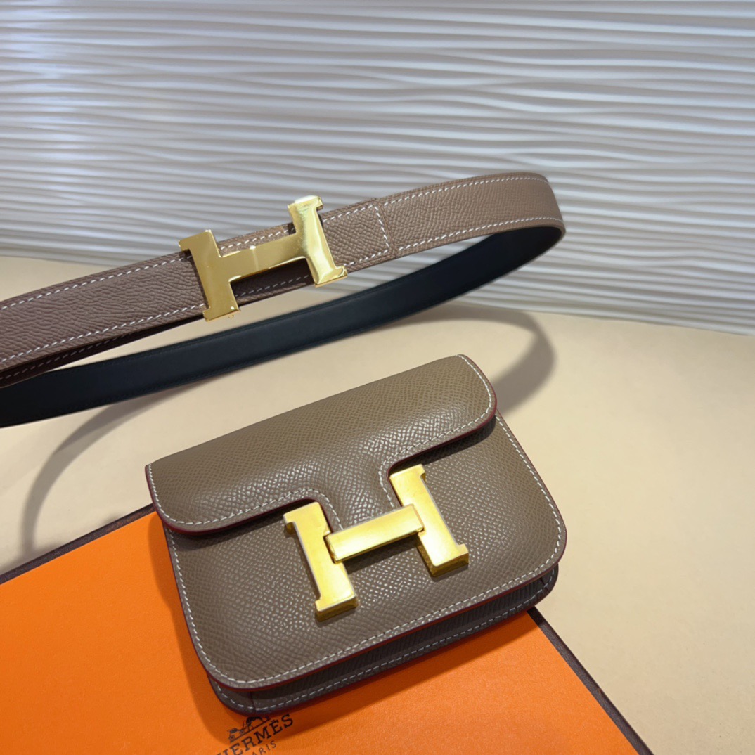 kelly一直是时尚圈的热宠元素，各路达人都很爱！全套标配包装齐全，这货目前市面连个仿货的影子都木有‼️