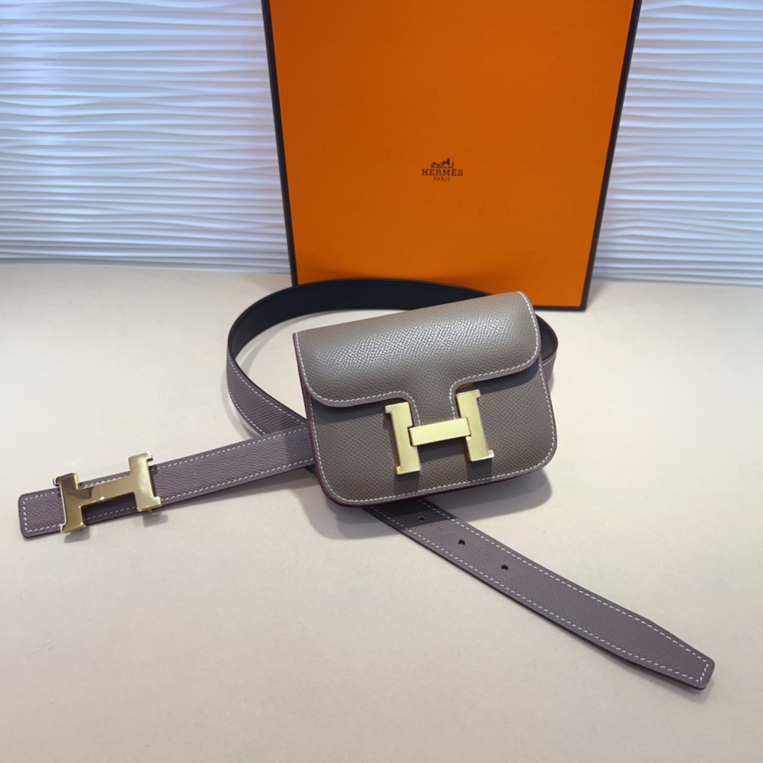 kelly一直是时尚圈的热宠元素，各路达人都很爱！全套标配包装齐全，这货目前市面连个仿货的影子都木有‼️