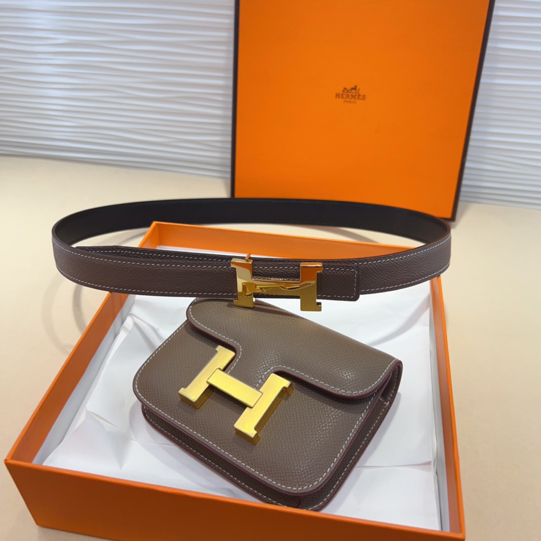 kelly一直是时尚圈的热宠元素，各路达人都很爱！全套标配包装齐全，这货目前市面连个仿货的影子都木有‼️