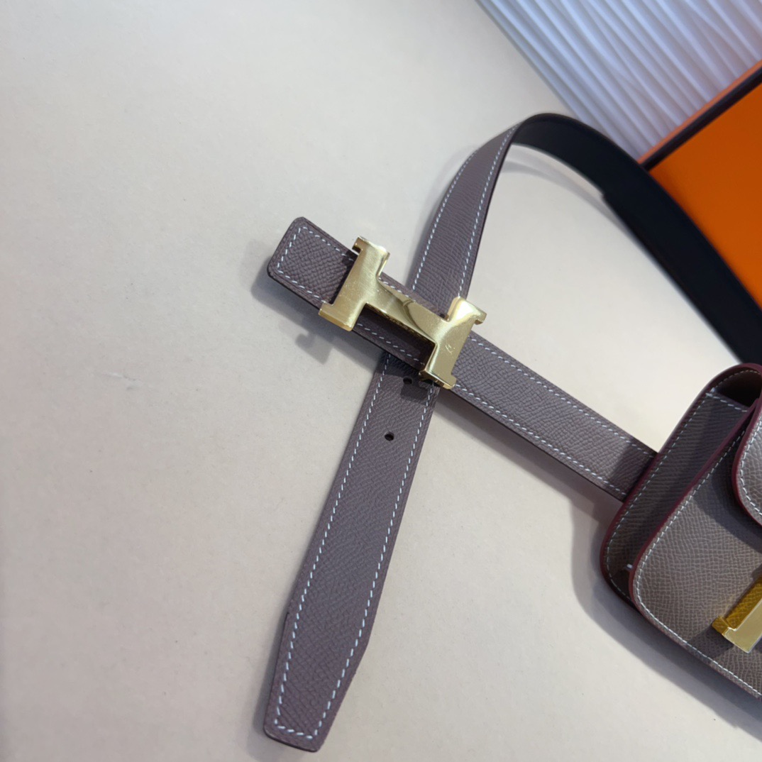 kelly一直是时尚圈的热宠元素，各路达人都很爱！全套标配包装齐全，这货目前市面连个仿货的影子都木有‼️