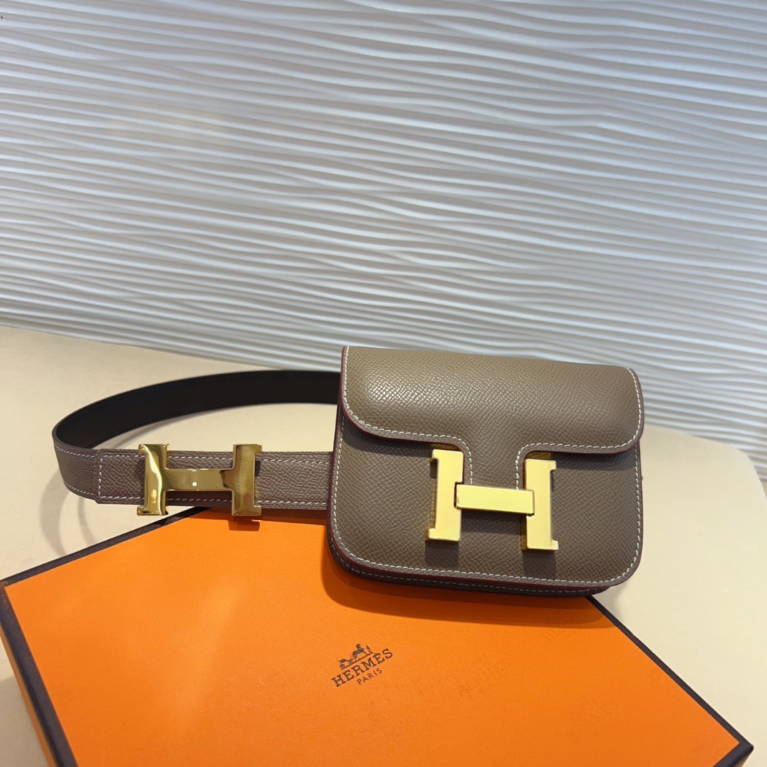 kelly一直是时尚圈的热宠元素，各路达人都很爱！全套标配包装齐全，这货目前市面连个仿货的影子都木有‼️