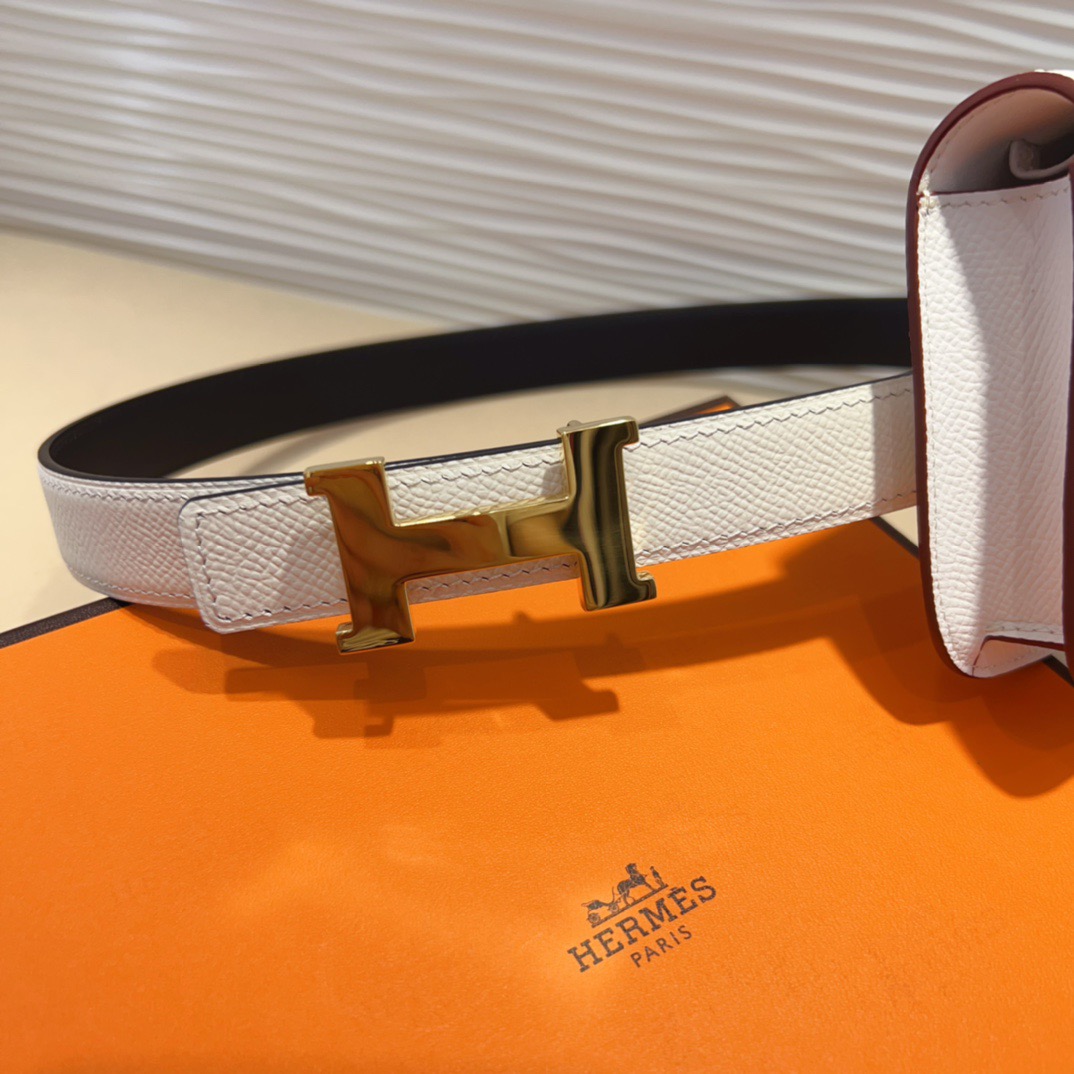 kelly一直是时尚圈的热宠元素，各路达人都很爱！全套标配包装齐全，这货目前市面连个仿货的影子都木有‼️