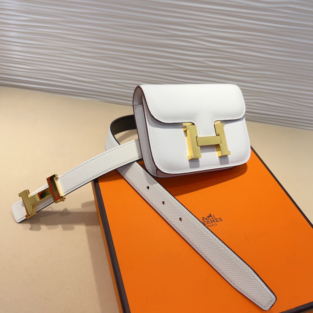 kelly一直是时尚圈的热宠元素，各路达人都很爱！全套标配包装齐全，这货目前市面连个仿货的影子都木有‼️