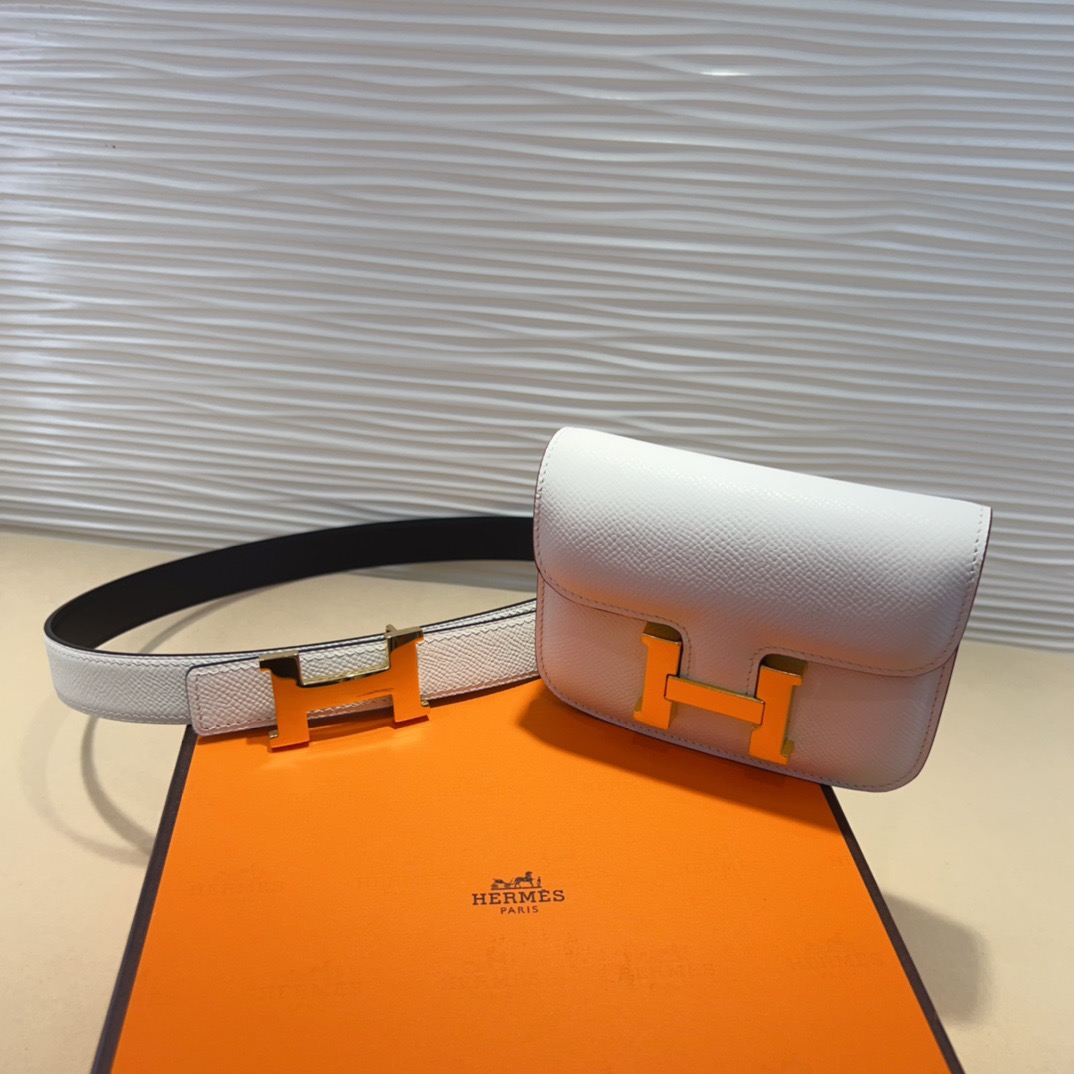 kelly一直是时尚圈的热宠元素，各路达人都很爱！全套标配包装齐全，这货目前市面连个仿货的影子都木有‼️