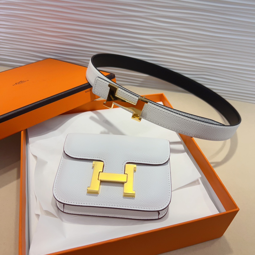 kelly一直是时尚圈的热宠元素，各路达人都很爱！全套标配包装齐全，这货目前市面连个仿货的影子都木有‼️