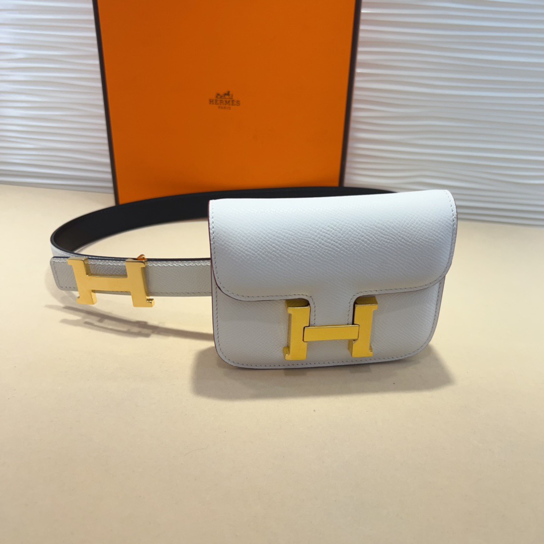 kelly一直是时尚圈的热宠元素，各路达人都很爱！全套标配包装齐全，这货目前市面连个仿货的影子都木有‼️