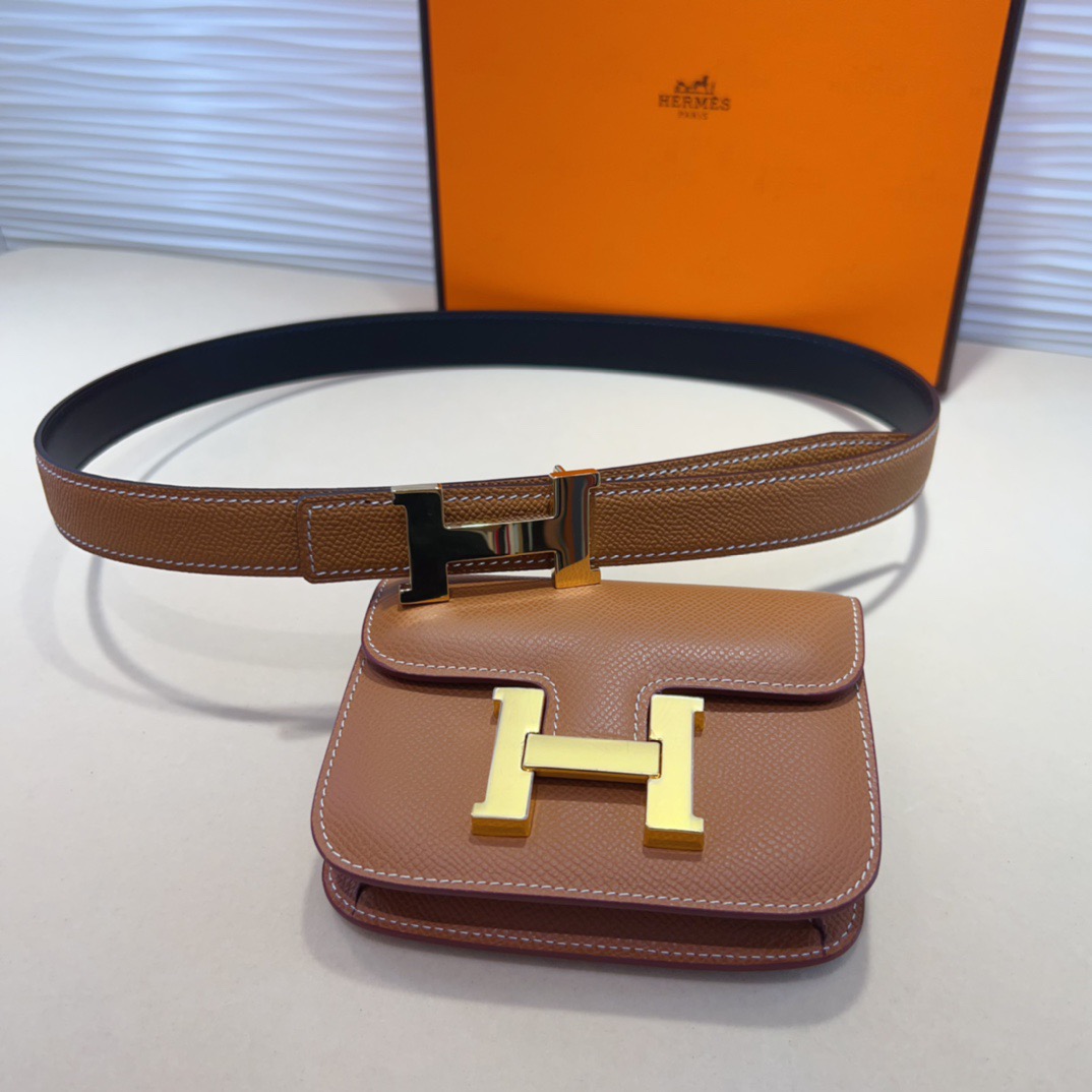 kelly一直是时尚圈的热宠元素，各路达人都很爱！全套标配包装齐全，这货目前市面连个仿货的影子都木有‼️