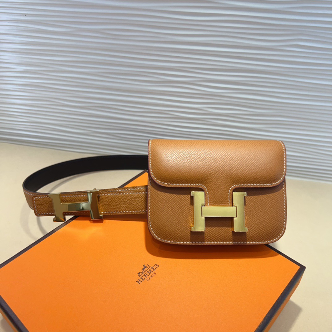 kelly一直是时尚圈的热宠元素，各路达人都很爱！全套标配包装齐全，这货目前市面连个仿货的影子都木有‼️