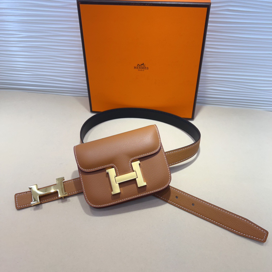 kelly一直是时尚圈的热宠元素，各路达人都很爱！全套标配包装齐全，这货目前市面连个仿货的影子都木有‼️