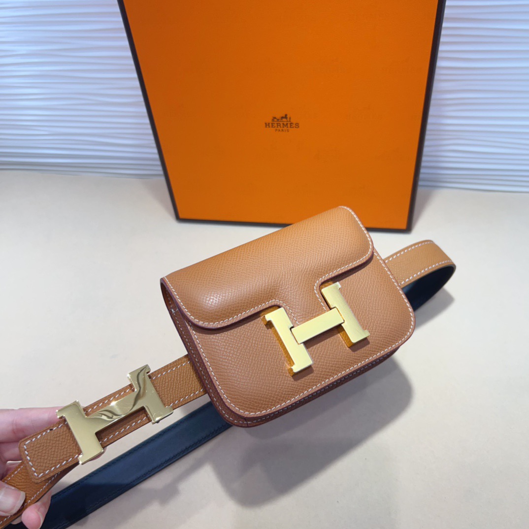 kelly一直是时尚圈的热宠元素，各路达人都很爱！全套标配包装齐全，这货目前市面连个仿货的影子都木有‼️