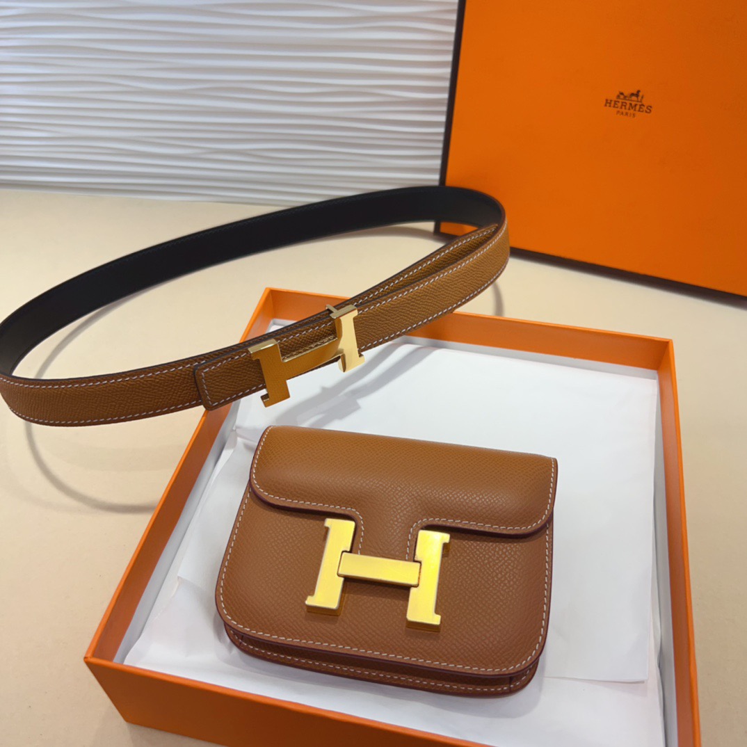 kelly一直是时尚圈的热宠元素，各路达人都很爱！全套标配包装齐全，这货目前市面连个仿货的影子都木有‼️