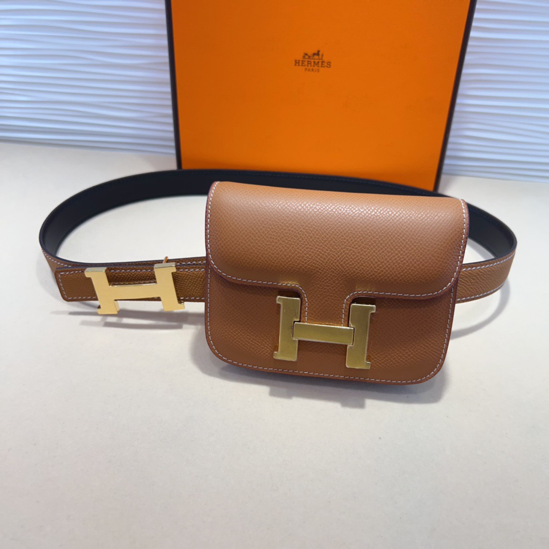 kelly一直是时尚圈的热宠元素，各路达人都很爱！全套标配包装齐全，这货目前市面连个仿货的影子都木有‼️