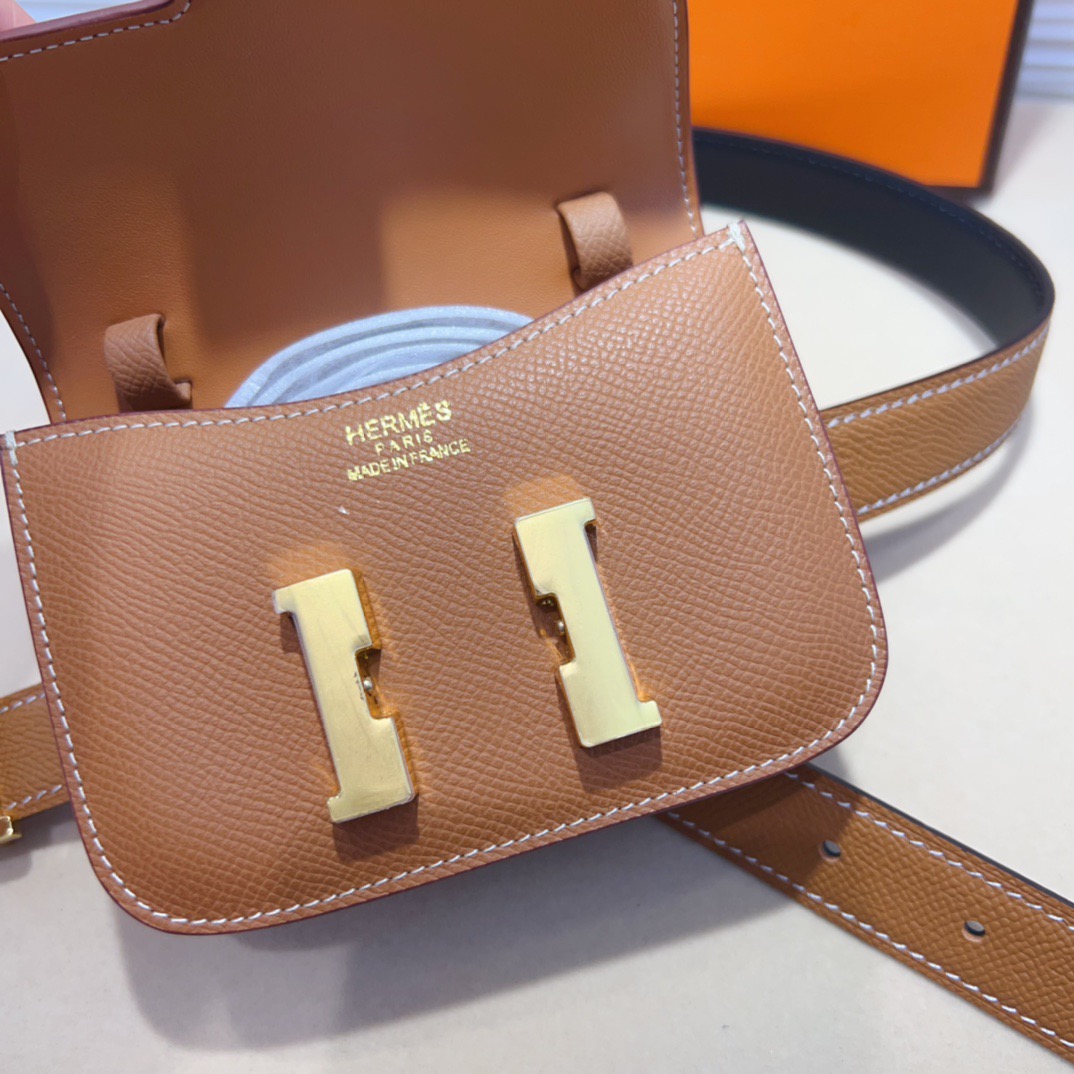 kelly一直是时尚圈的热宠元素，各路达人都很爱！全套标配包装齐全，这货目前市面连个仿货的影子都木有‼️