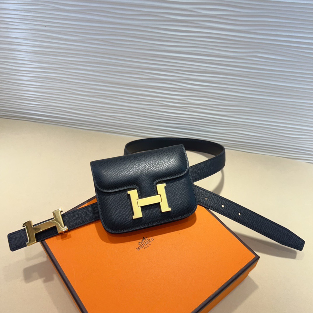 kelly一直是时尚圈的热宠元素，各路达人都很爱！全套标配包装齐全，这货目前市面连个仿货的影子都木有‼️