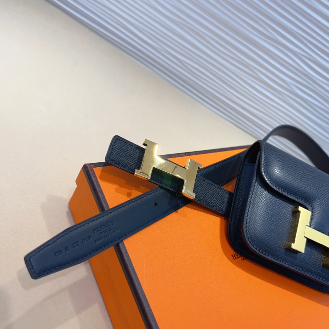 kelly一直是时尚圈的热宠元素，各路达人都很爱！全套标配包装齐全，这货目前市面连个仿货的影子都木有‼️