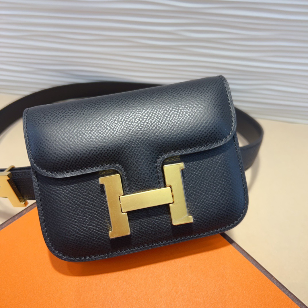 kelly一直是时尚圈的热宠元素，各路达人都很爱！全套标配包装齐全，这货目前市面连个仿货的影子都木有‼️