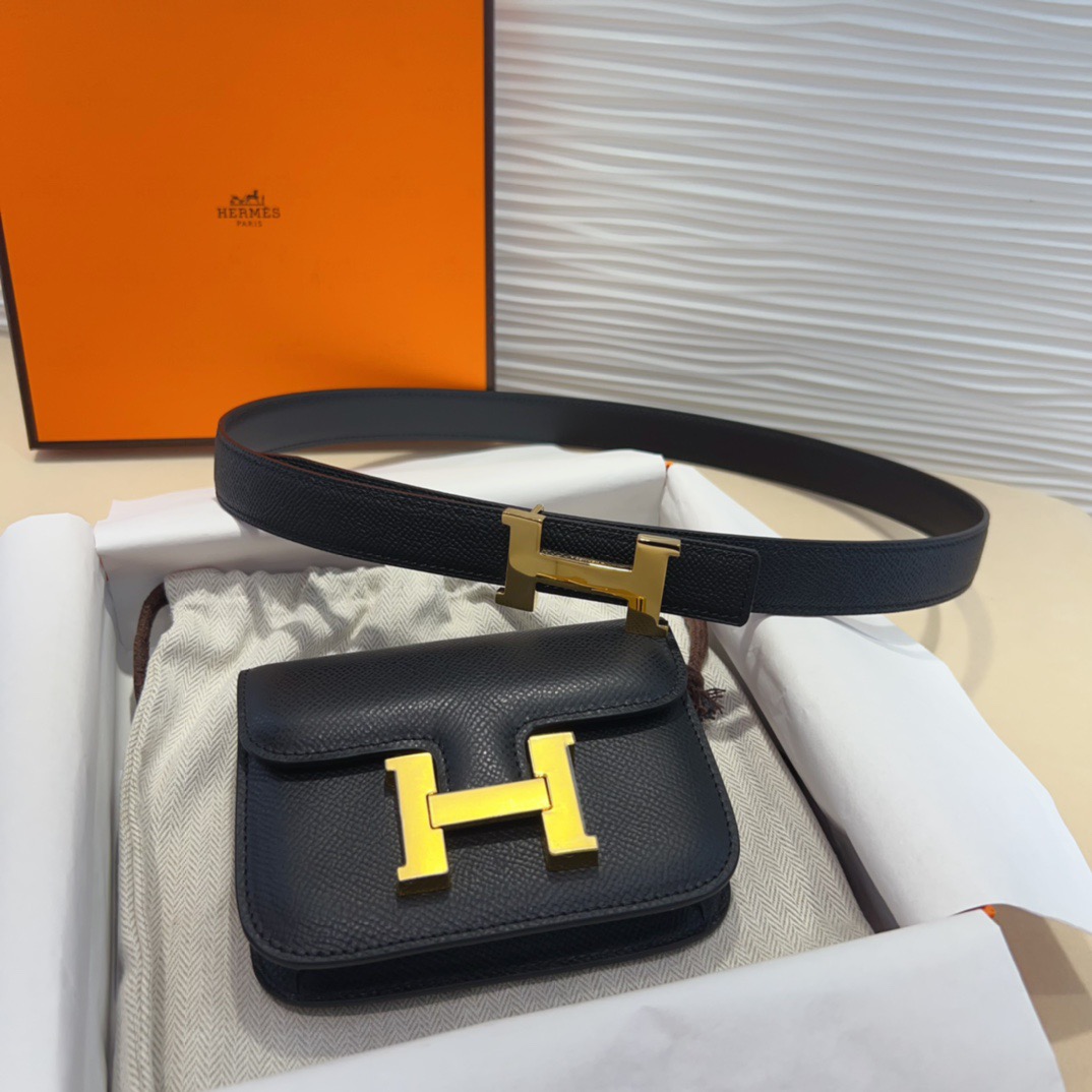 kelly一直是时尚圈的热宠元素，各路达人都很爱！全套标配包装齐全，这货目前市面连个仿货的影子都木有‼️