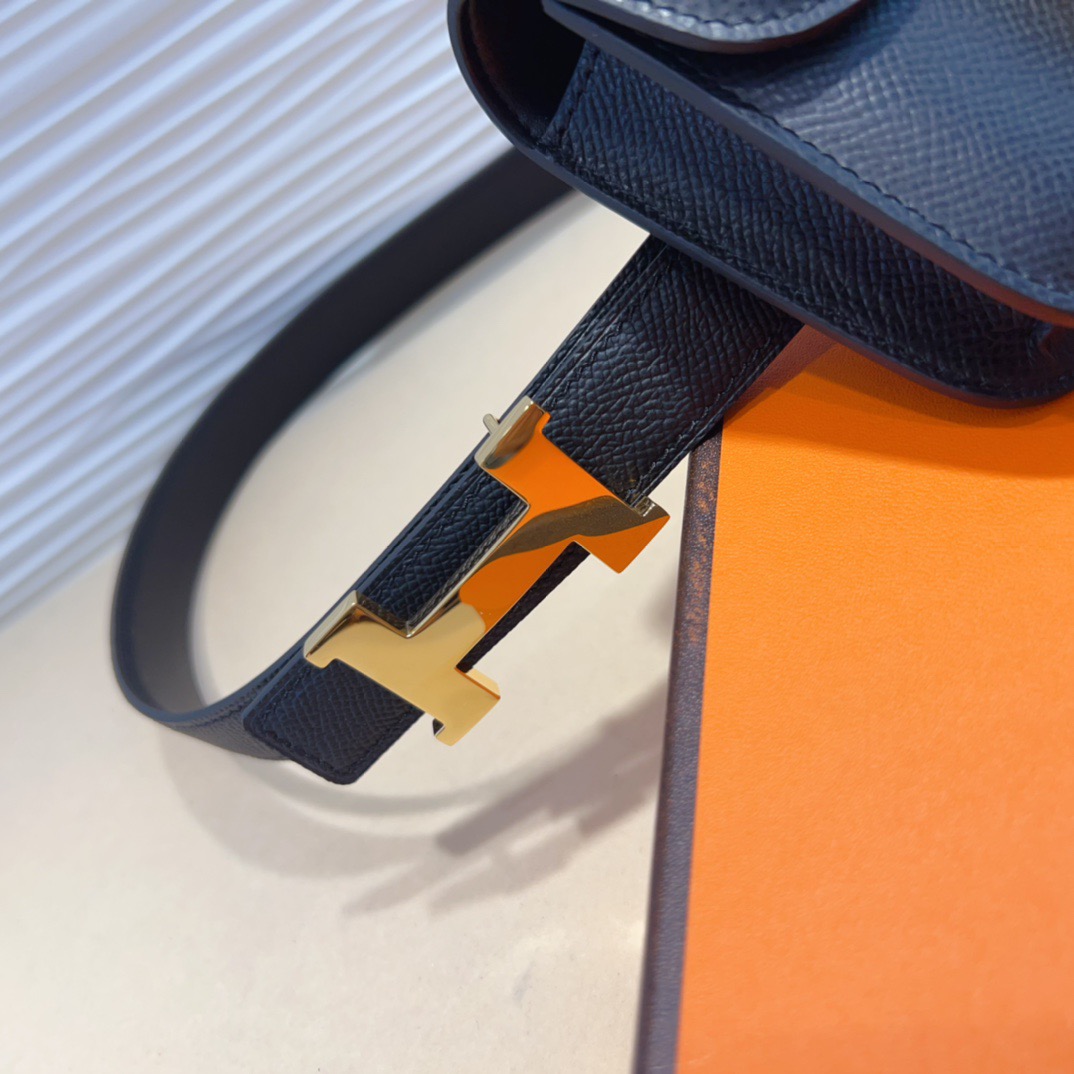 kelly一直是时尚圈的热宠元素，各路达人都很爱！全套标配包装齐全，这货目前市面连个仿货的影子都木有‼️