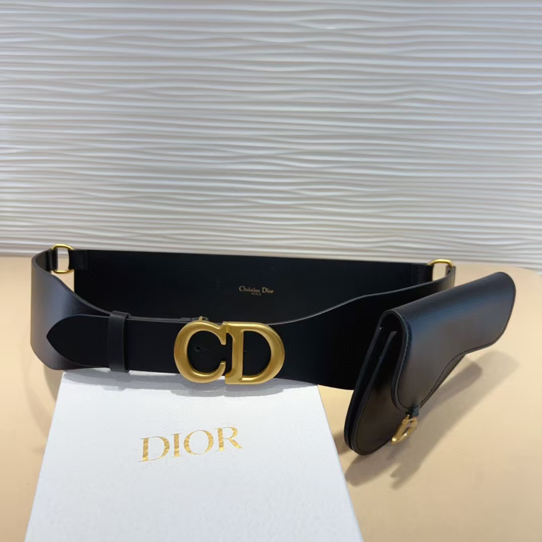 NO:741948,Original order, popular belt. The classic saddle line can be seen at a glance that it is produced by Dior. It can be paired with T-shirts and dresses. The upper body can be salty or sweet. It is very high-end for the street ~ it is completely responsible for the appearance of the shape, easily improving the overall fashion. A must-have for lazy people. 70 to 100 euros, belt, dior, skirts, tees, t-shirt19860909原单 爆款腰带 经典的马鞍线条一眼就能看出是Dior出品 搭配T恤连衣裙都可以 上身可盐可甜 街头又很高级～完全是造型的颜值担当,轻而易举地提升整体时髦度 懒人精致必备.70一100欧,皮带,dior,skirts,tees，t-shirt,Belt