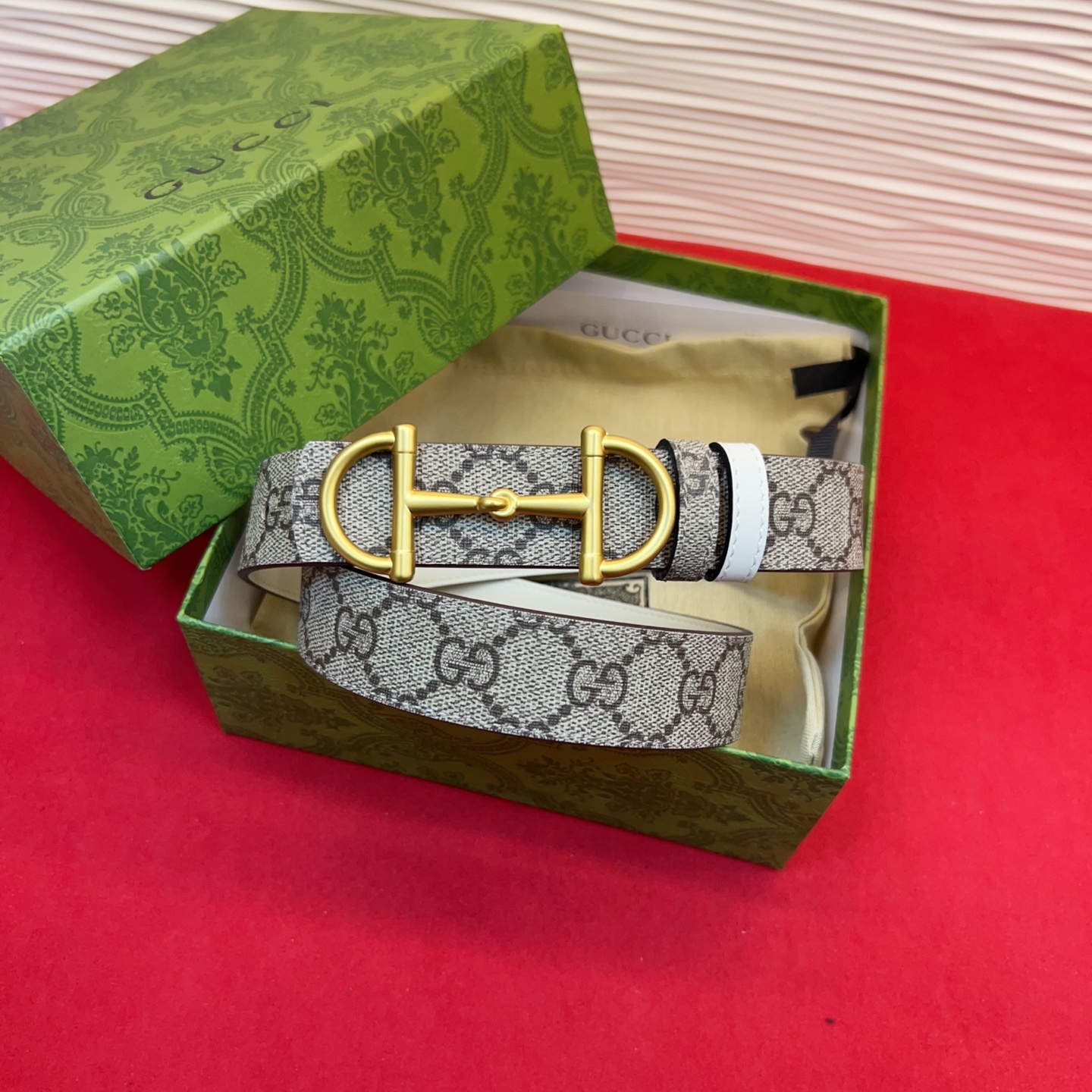 NO:741994,Original order Spurs are one of the brand's most beloved symbols, highlighting its origins in equestrian culture. This slim reversible belt is made of glossy and smooth leather and features a spur buckle design. 75 to 100 euros, belt19860909原单 马刺是该品牌最受喜爱的标志之一,彰显了其与马术文化的渊源.这款可翻转的细款腰带采用亮面皮革和光滑皮革制成,配有马刺搭扣的设计.75一100欧,皮带,Belt