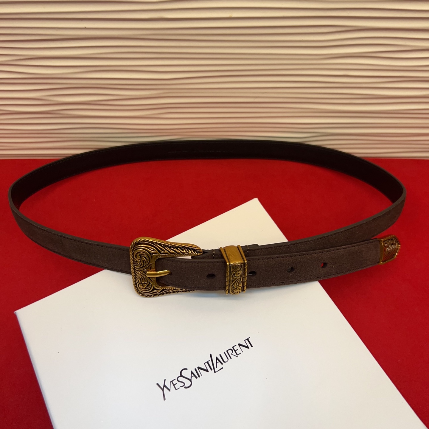 伊夫圣罗兰YSL自诞生的那一刻起，就在人们心中留下了色彩缤纷.浪漫高雅的形象，经典而不落俗套是他的特征。