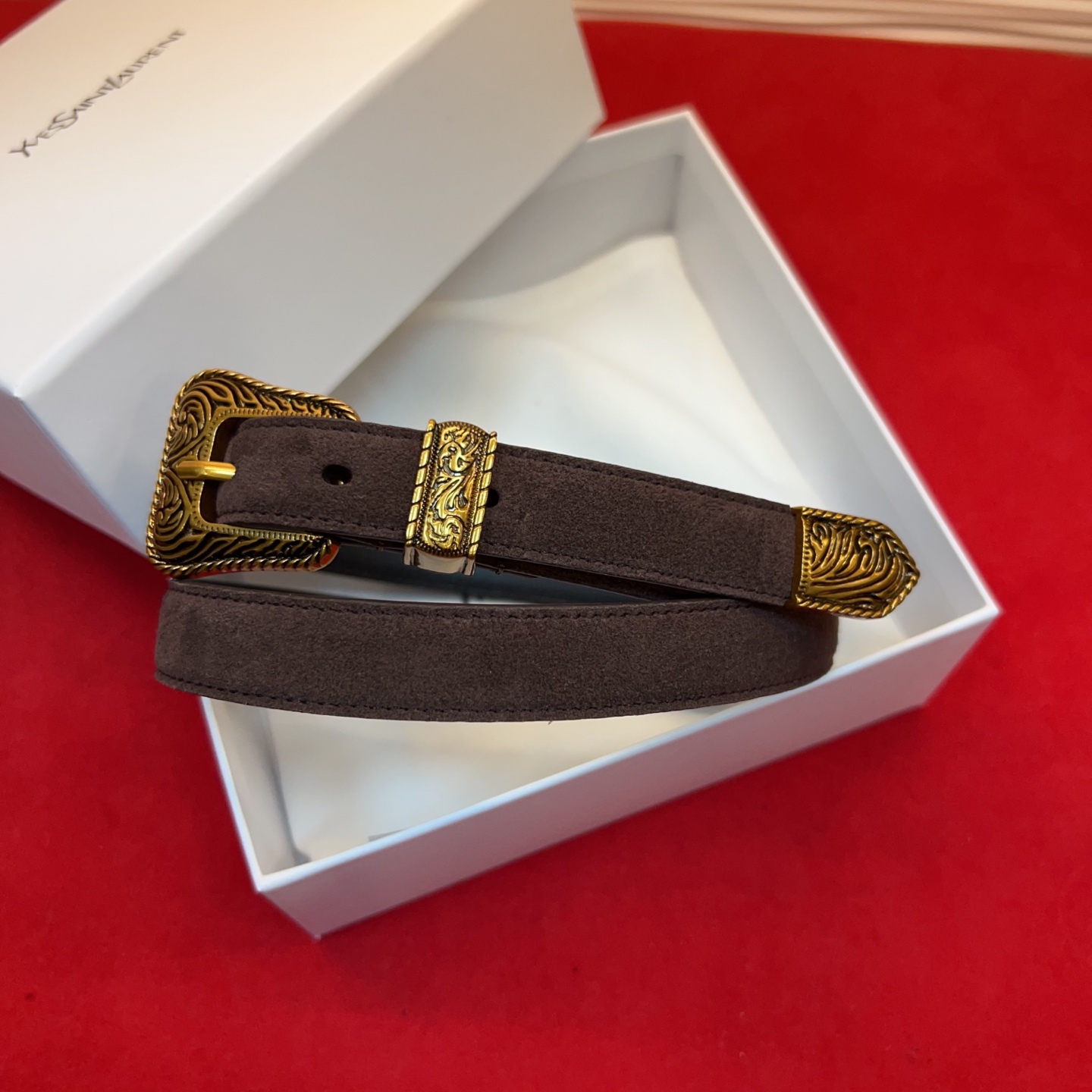 伊夫圣罗兰YSL自诞生的那一刻起，就在人们心中留下了色彩缤纷.浪漫高雅的形象，经典而不落俗套是他的特征。